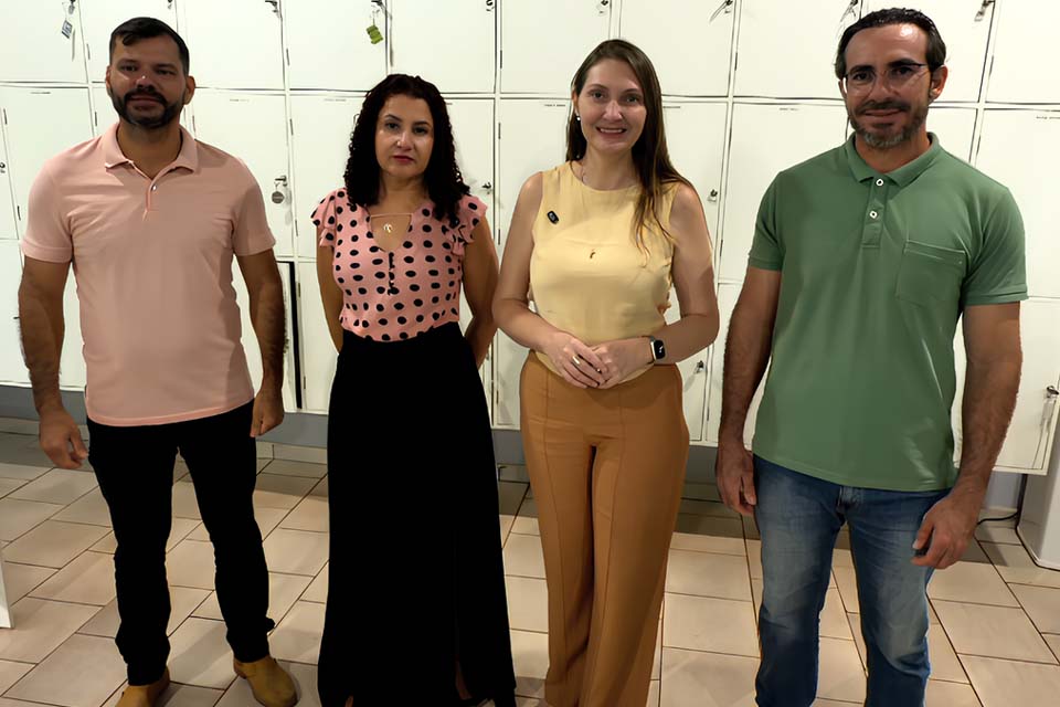 Deputada Gislaine Lebrinha acompanha entrega de móveis na Escola Regina