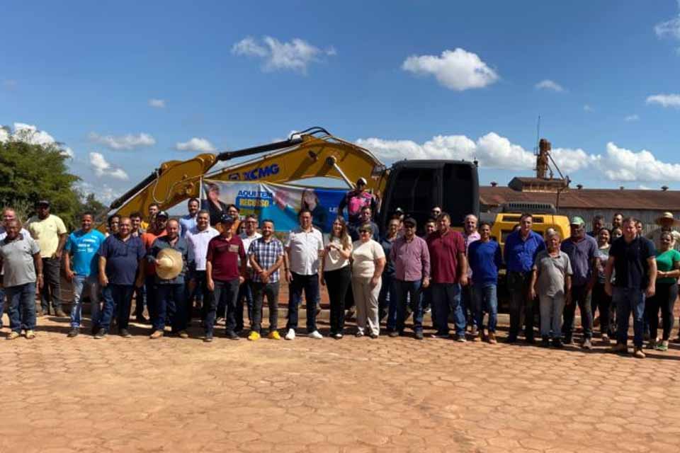 Deputada Lebrinha realiza entrega de escavadeira hidráulica para reforço na agricultura de Rolim de Moura