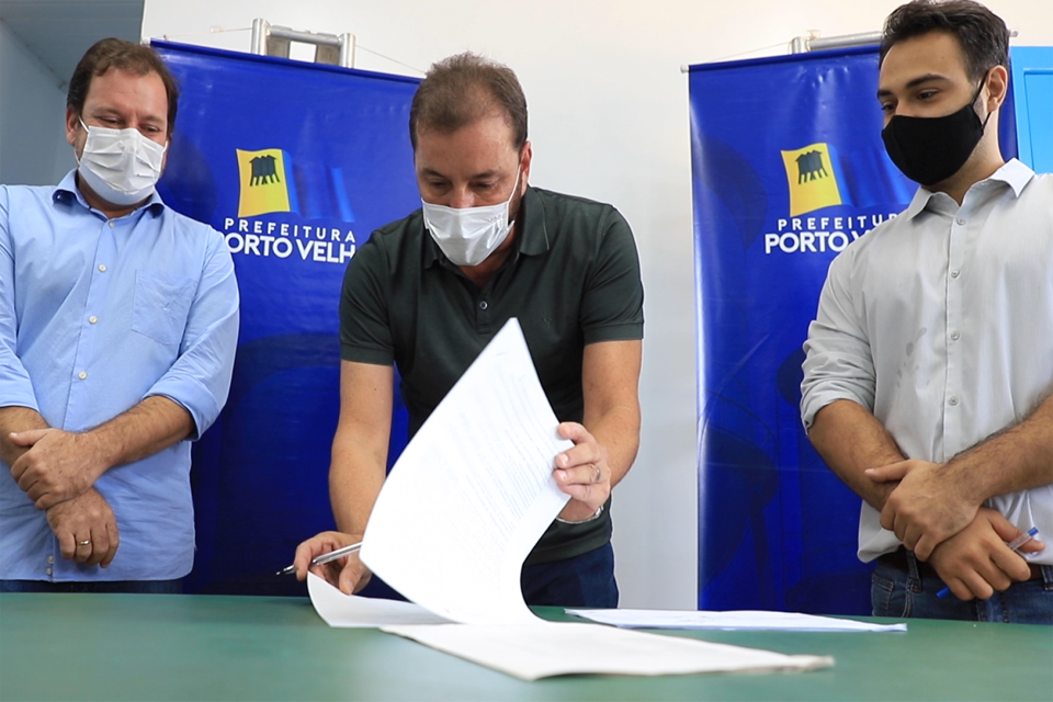 Contrato para a recuperação de 3 mil quilômetros de estradas vicinais é assinado em Porto Velho