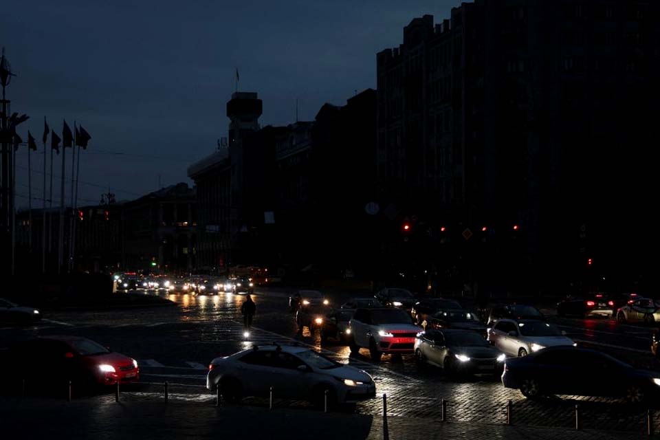 Ataques danificam rede elétrica e Kiev fica no escuro às vésperas do inverno