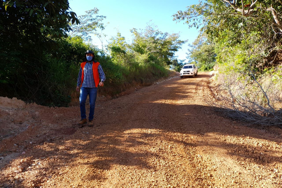 Serviços de manutenção são executados na Estrada Velha 