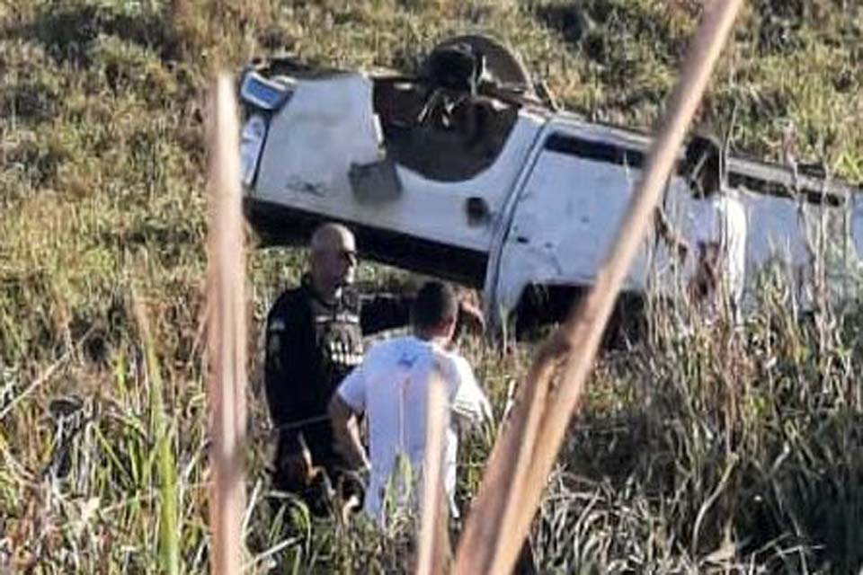 Um morto e três gravemente feridos após caminhonete capotar em Alto Paraíso