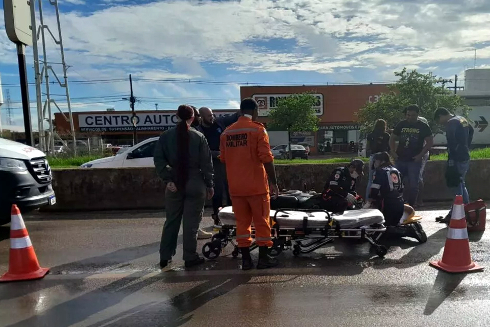 Colisão entre moto e caminhão deixa Policial Civil ferido na BR-364