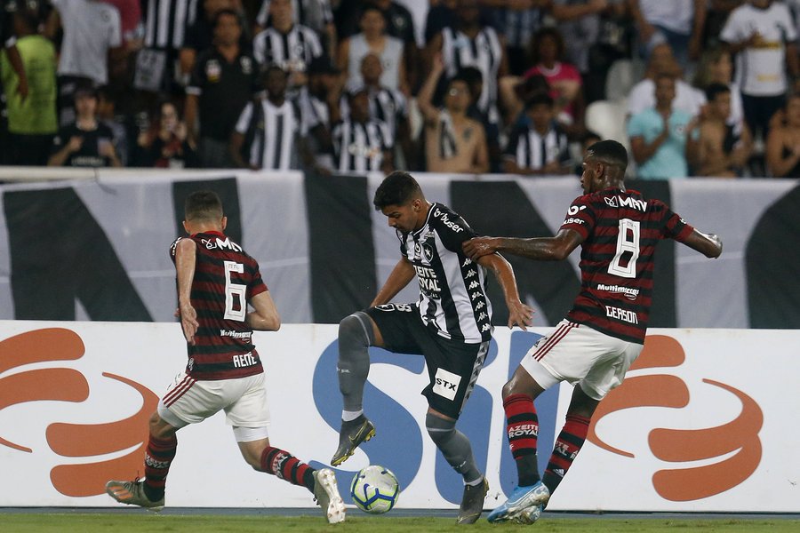 Vídeo - Flamengo marca no fim e bate o Botafogo no Nilton Santos