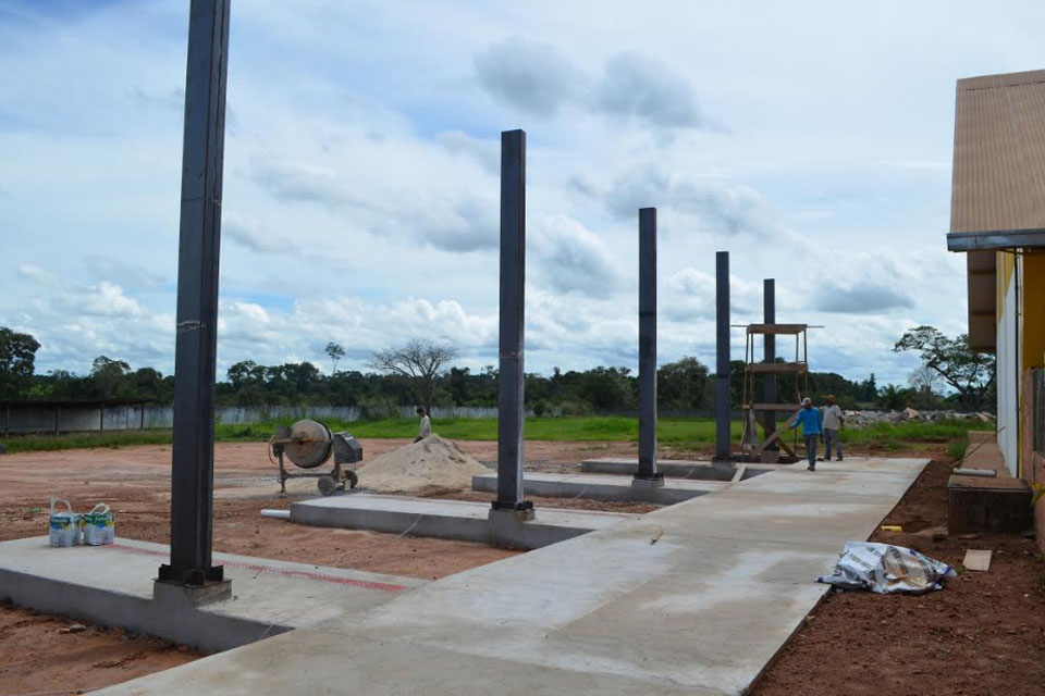 Prefeitura fiscaliza construção da plataforma de embarque e desembarque na Escola José Verissimo