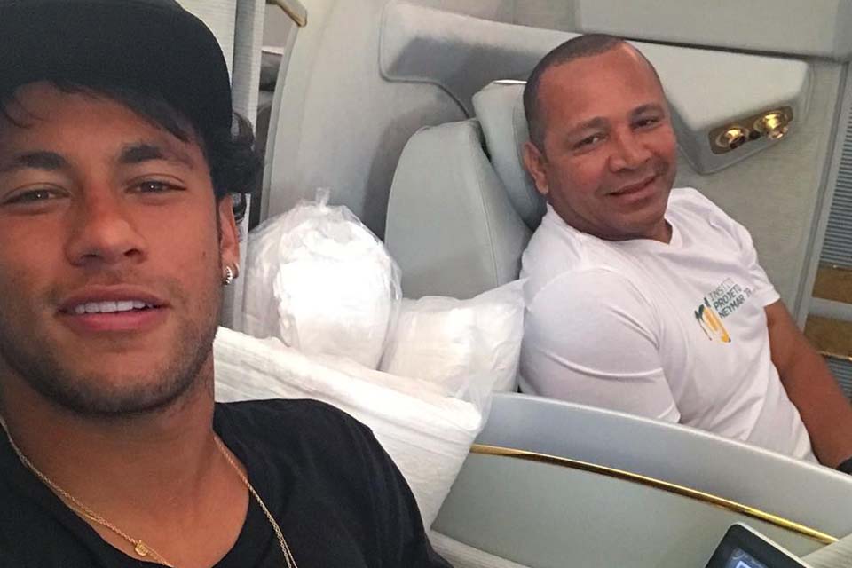 Pai de Neymar diz que acusadora gravou momentos com o jogador e o agrediu: 