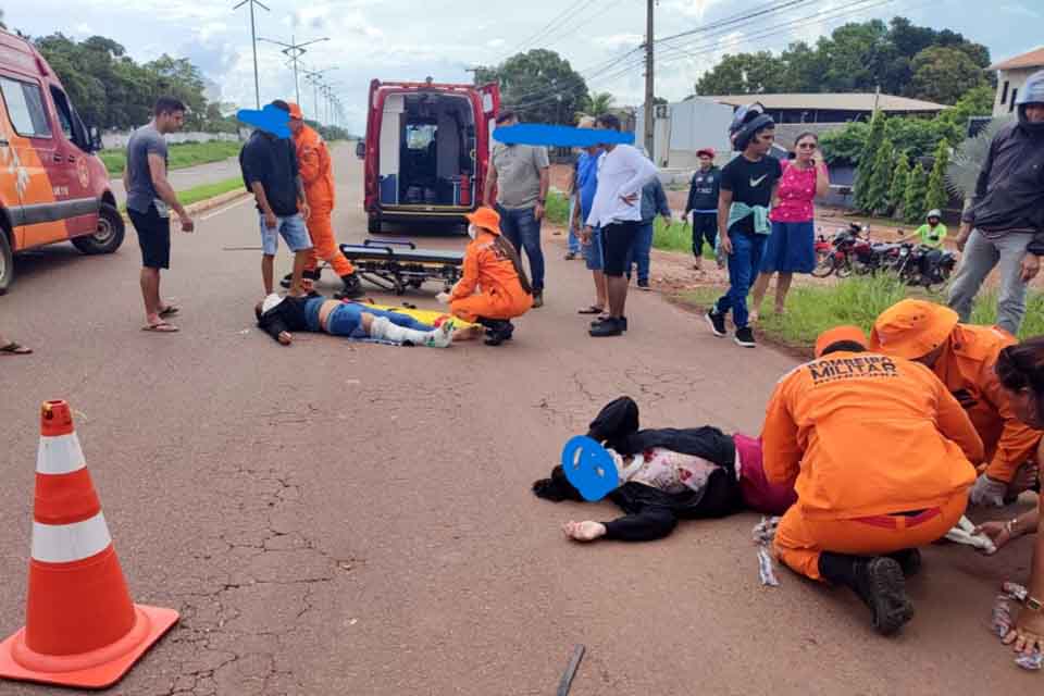 Motociclista e passageiro são socorridos em estado grave após colisão com carro