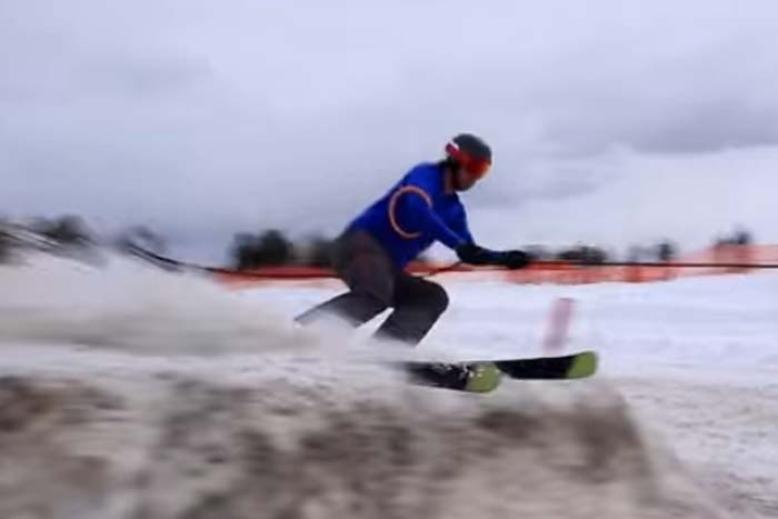 Esquiadores fazem manobras em pista puxados por cavalo 