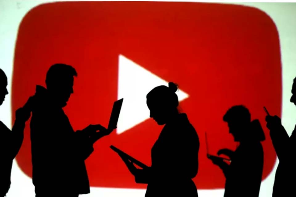 YouTube proíbe conteúdos relacionados a teoria da conspiração promovida por grupos como QAnon