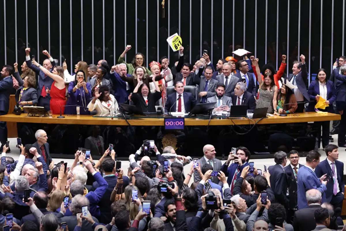 Saiba como votaram os deputados na PEC que acaba com a escala 6x1