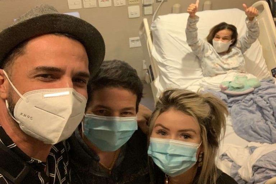 Claudia Rodrigues comemora visita de Latino em hospital