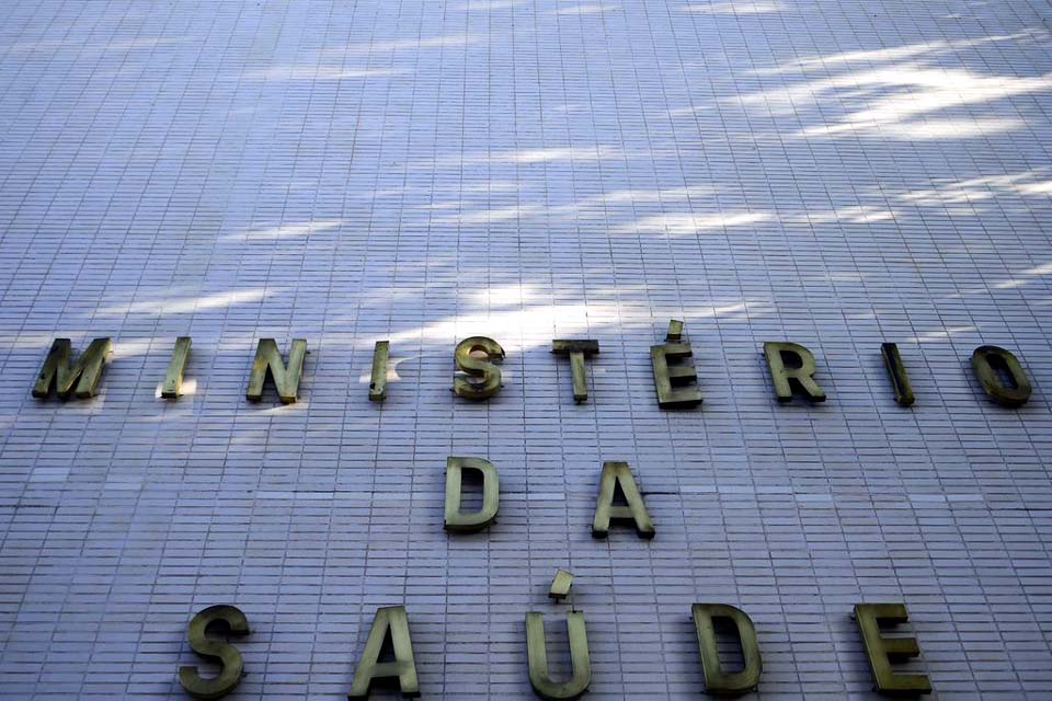 Saúde alerta sobre ligações e SMS falsos de cadastro para vacinação