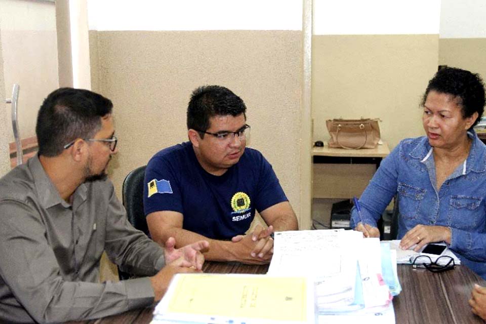 Anderson tem reunião na SEMUR, SEMED e busca regularização da escola Maria Isaura que necessita de reformas 