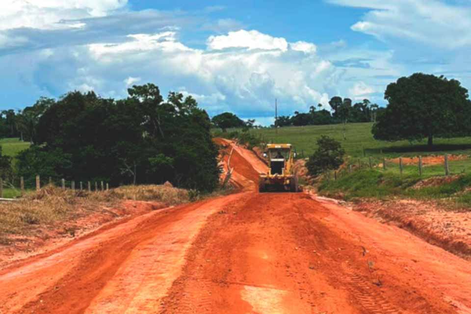 Revestimento primário é realizado pelo governo de RO na Rodovia-133, entre Cacoal e Ministro Andreazza