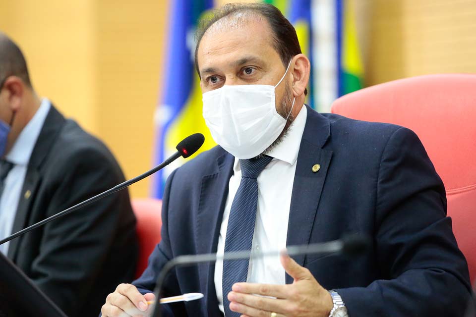 Laerte Gomes entrega fardamentos e bolas para equipes durante de Torneio Suíço de Futebol em Ji-Paraná.