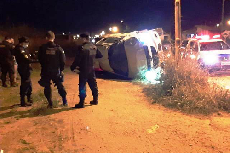 Mulher com sinais de embriaguez perde controle e capota caminhonete