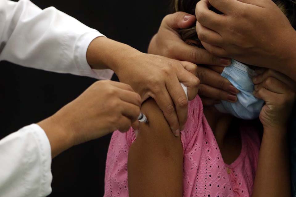 Lote de 754 mil doses da Coronavac vai reforçar vacinação de crianças