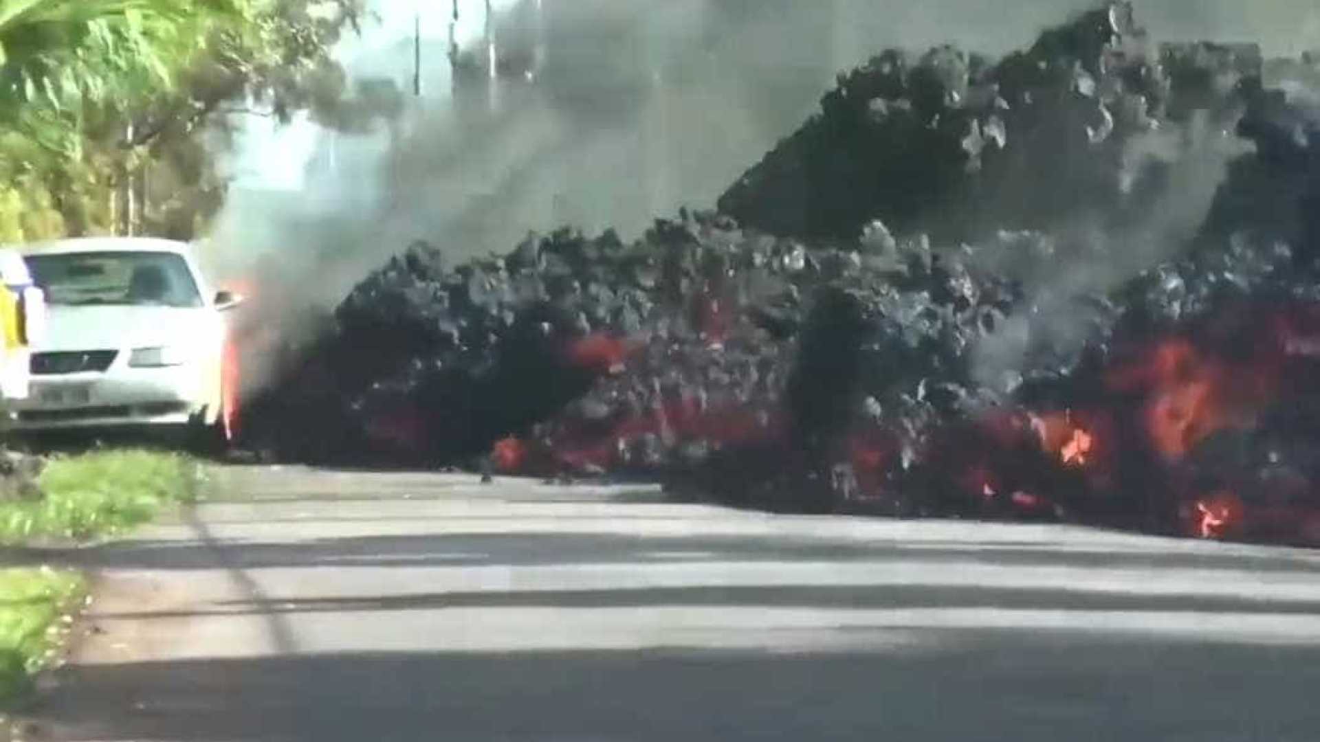 Lava consome carro em plena rua no Havaí
