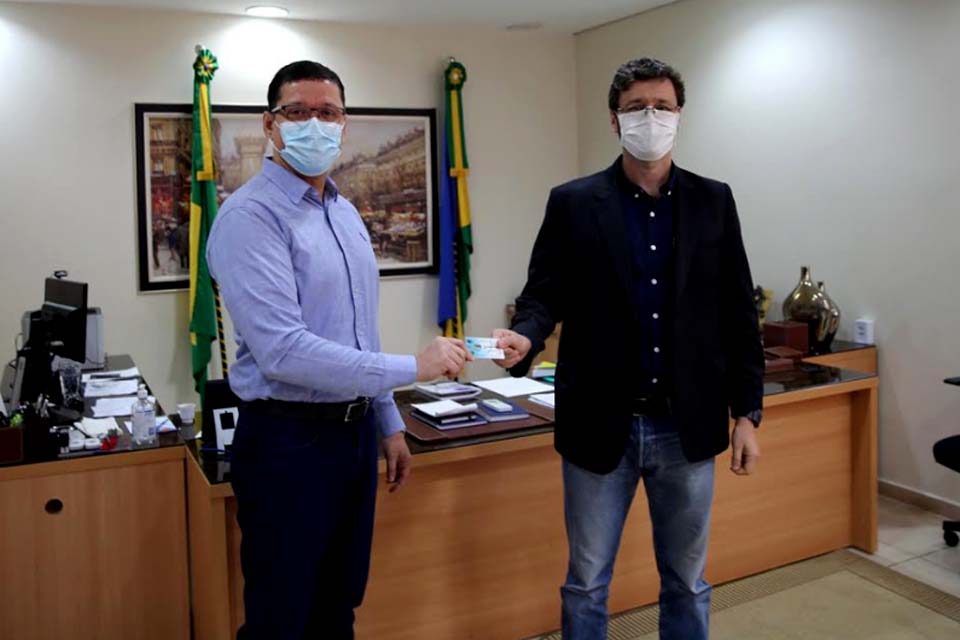 Ato simbólico marca entrega das contas relativas ao exercício de 2019 do Governo do Estado ao TCE-RO