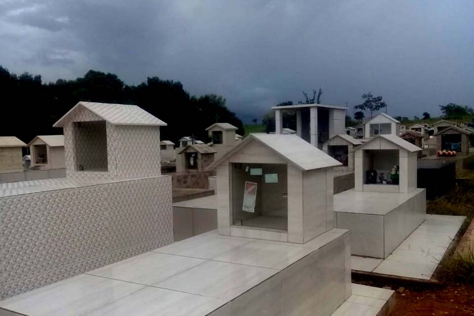 Jazigos já podem ser enfeitados para o dia de finados, de acordo com a Administração Municipal 