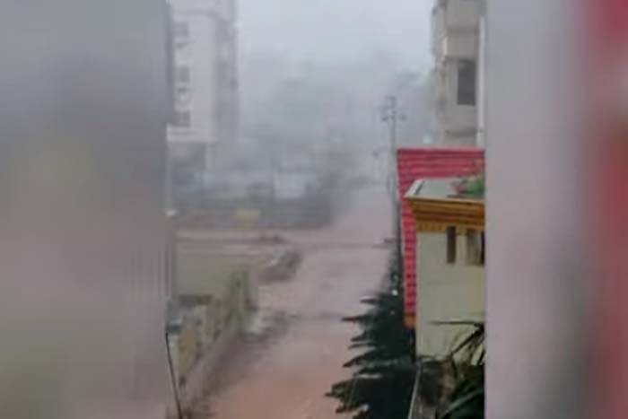 Vídeo mostra chegada de ciclone que devastou cidades na Índia 