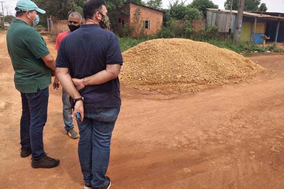 Edwilson Negreiros fiscaliza obras solicitadas por ele nos bairros Porto Cristo I e II; 21 ruas receberam serviços da Prefeitura da Capital