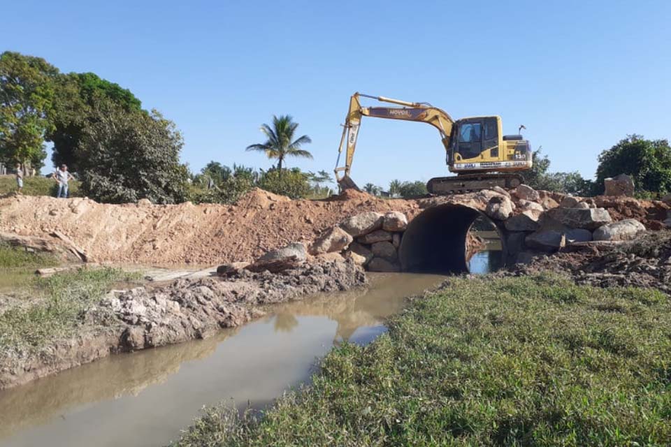 Prefeitura substitui mais uma ponte de madeira por tubo armco no distrito de Tarilândia