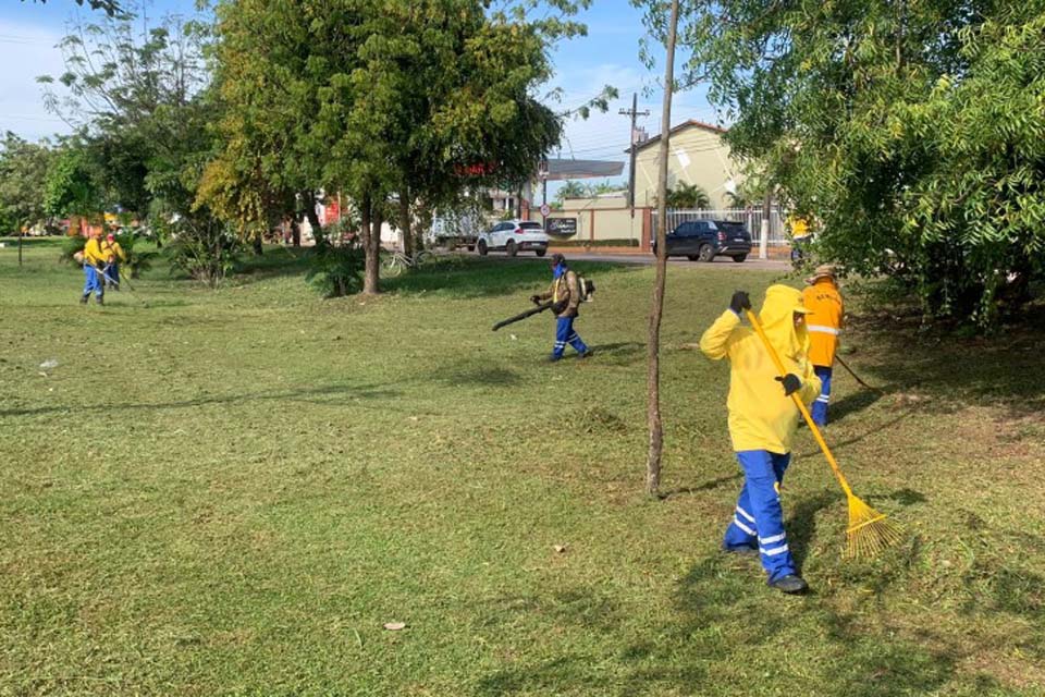Canal Santa Bárbara, próximo à Rodoviária Provisória, recebe limpeza de vegetação nas margens