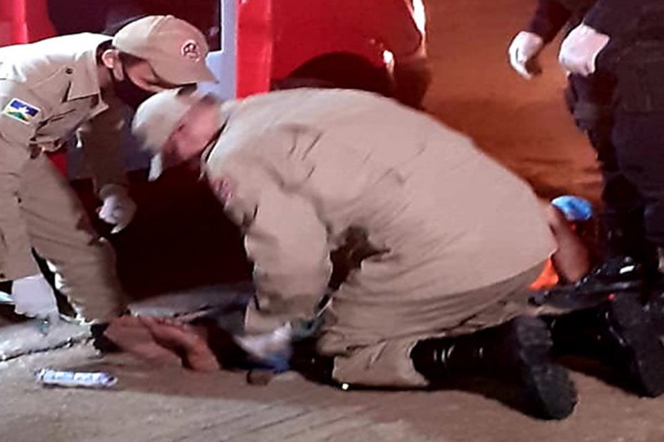 Homem é surrado por quatro rivais próximo a boca de fumo