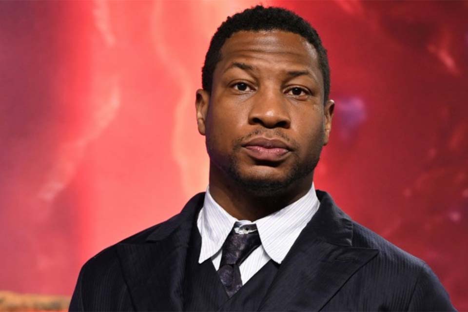 Ator da Marvel, Jonathan Majors, é detido em NY por violência doméstica
