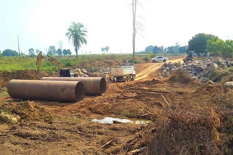 Prefeitura inicia instalação de bueiro para substituir ponte de madeira na LC -70
