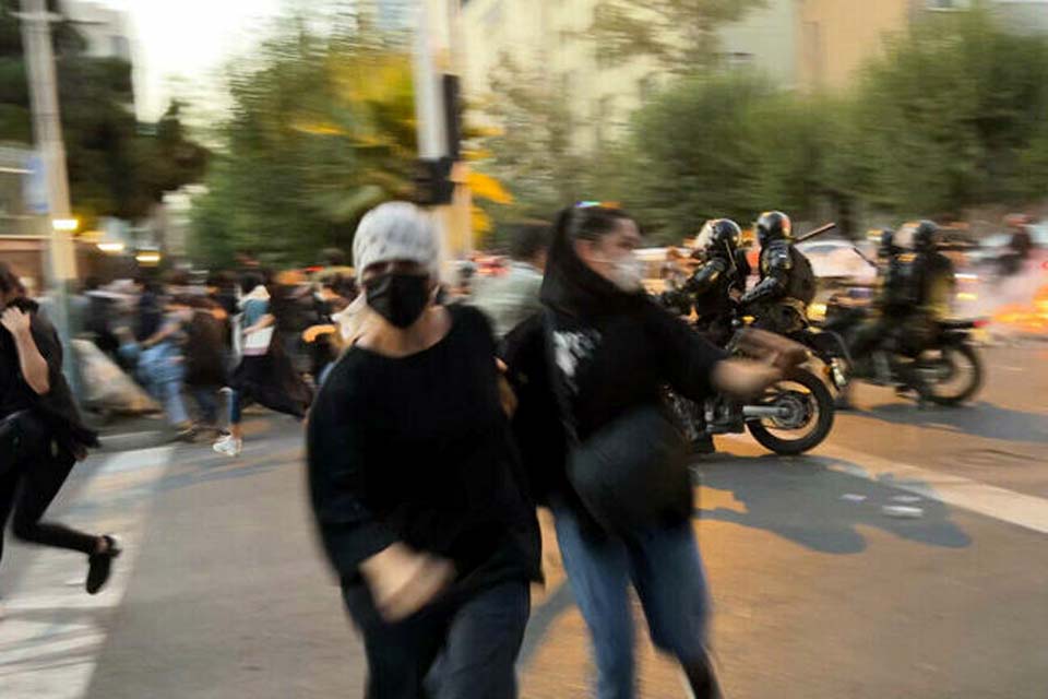 Irã: ONU manifesta preocupação com repressão a protestos por morte de jovem