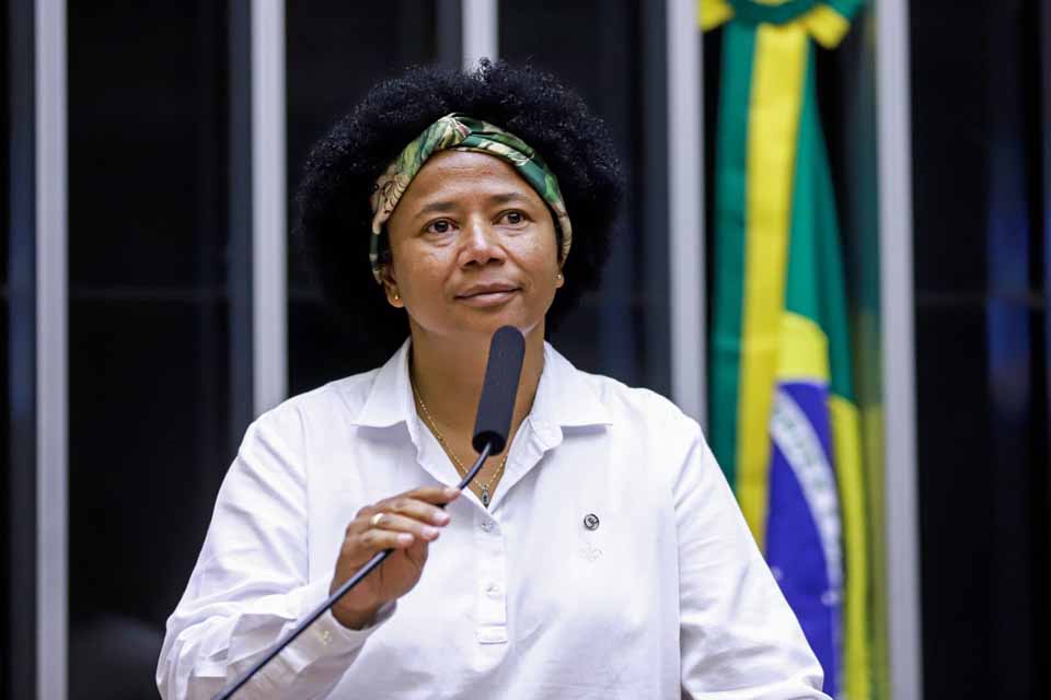 Deputada Silvia Cristina manifesta indignação em reunião da Comissão de Saúde