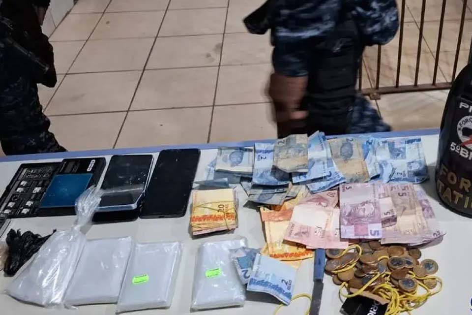 Força Tática prende três suspeitos e fecha boca de fumo na zona Leste