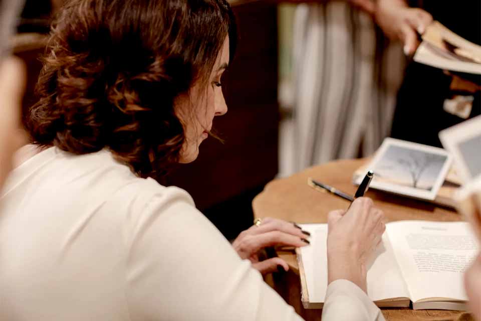 Ex-prefeita de Rolim de Moura lança livro e revela bastidores de sua trajetória de superação e vida política