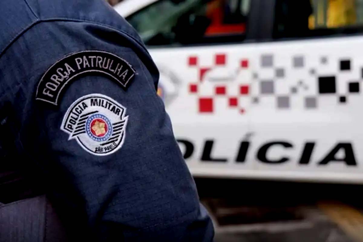 Bomba de gás disparada pela PM afeta crianças de escola em SP