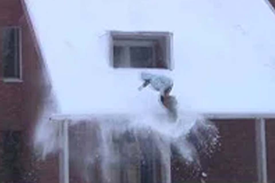 Deu ruim: Snowboarding tenta fazer manobra em cima de casa 