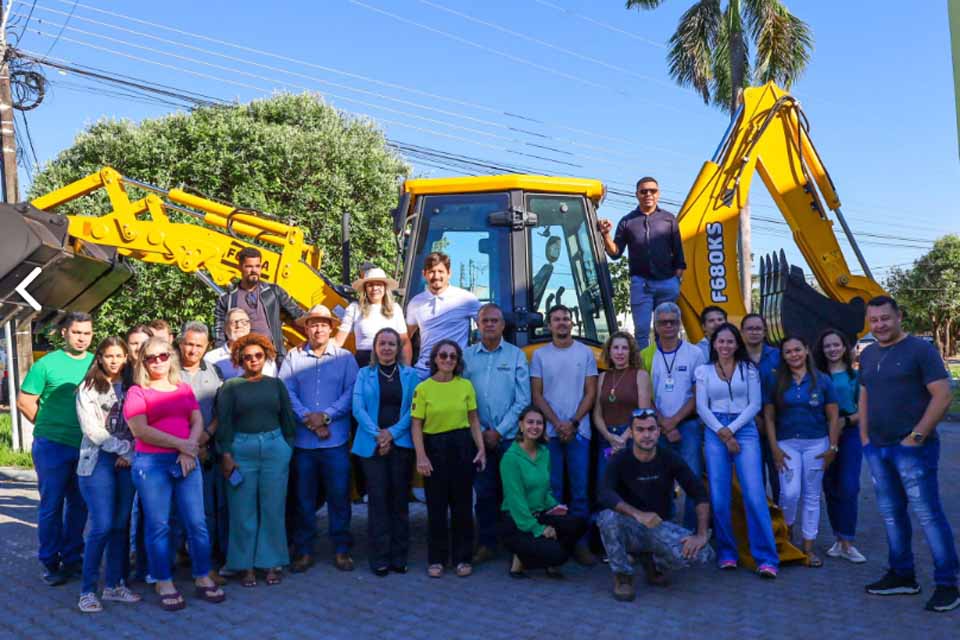 Prefeitura recebe retroescavadeira para fortalecer agricultura familiar