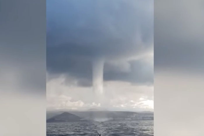 Pescador regrista momento em que tromba d'água toca o mar