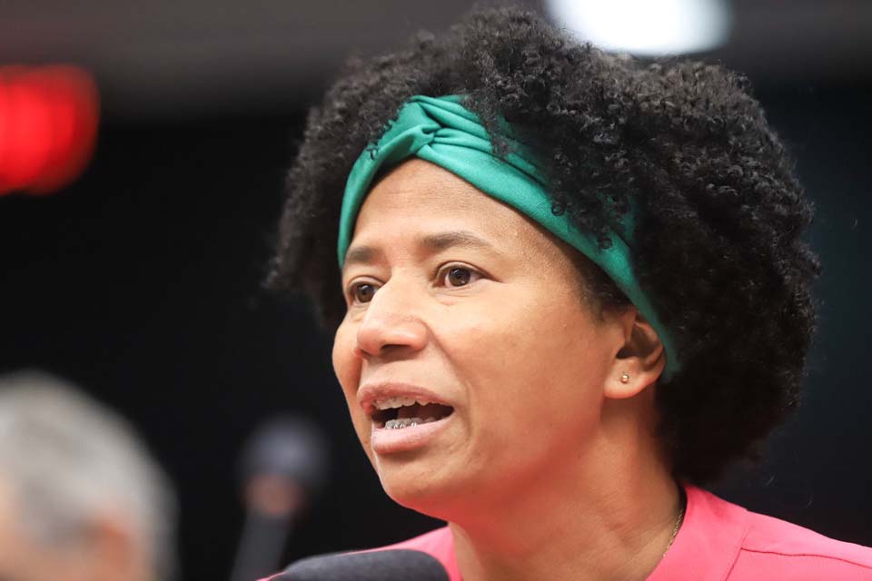 Sílvia Cristina comemora a chegada do medicamento Trastuzumabe Entansina para tratamento do câncer de mama