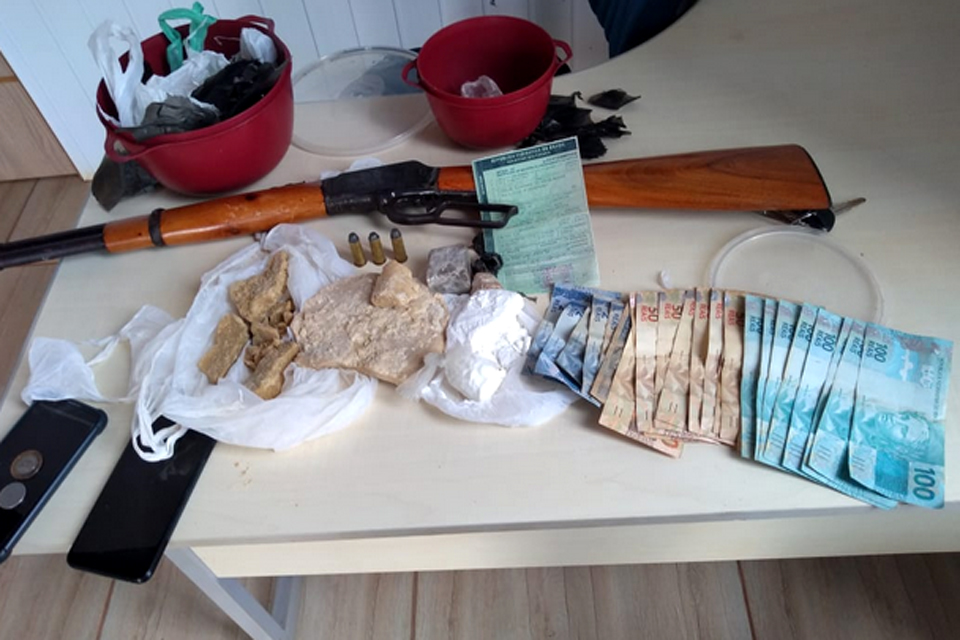 PM fecha boca de fumo e prende acusados com drogas e arma