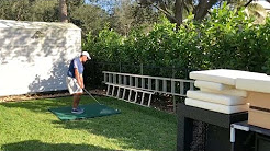 Golfista realiza truques com objetos do dia a dia