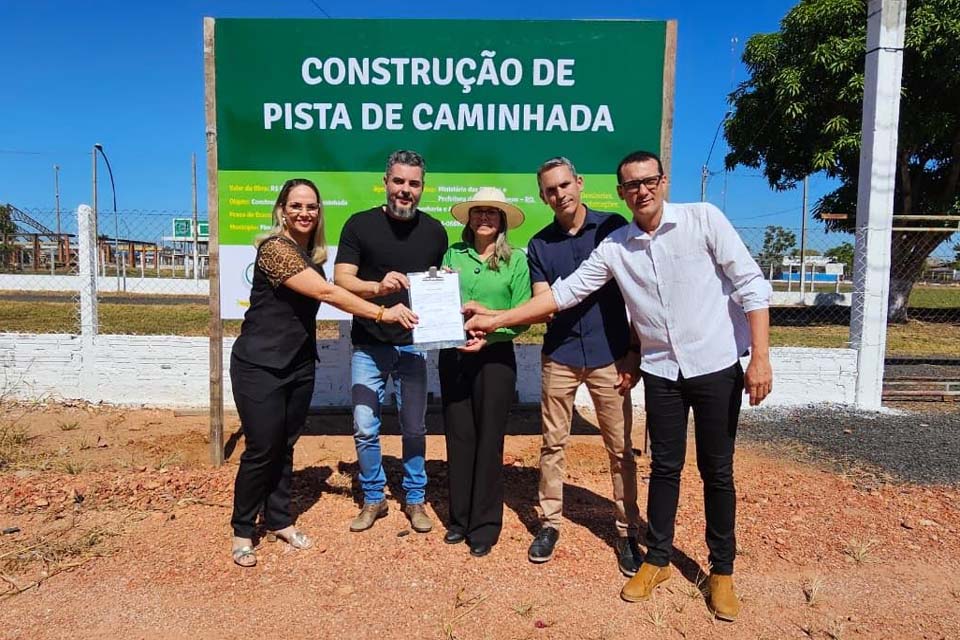 Thiago Flores participa de assinatura da ordem de serviço para construção de pista de caminhada em Pimenta Bueno 