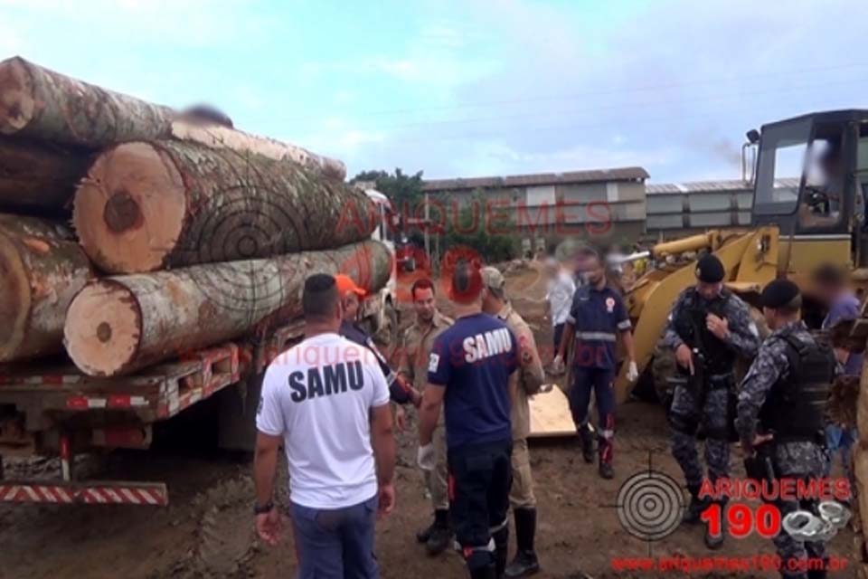 Homem é encontrado morto em cima de caminhão carregado com toras 