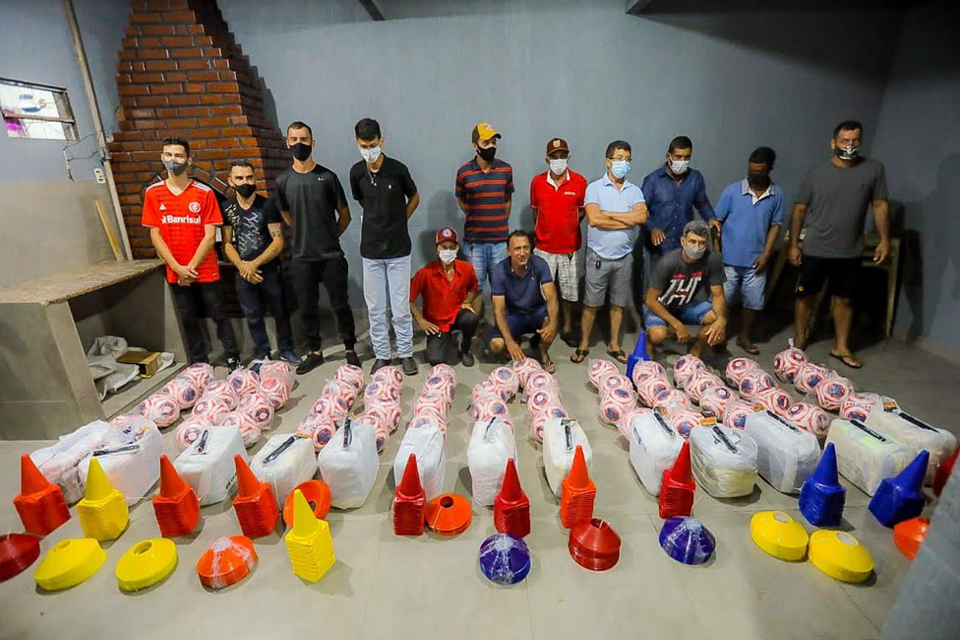 Vereadores Waltão e Cidinei recebem kits de material esportivo do deputado Alex Redano