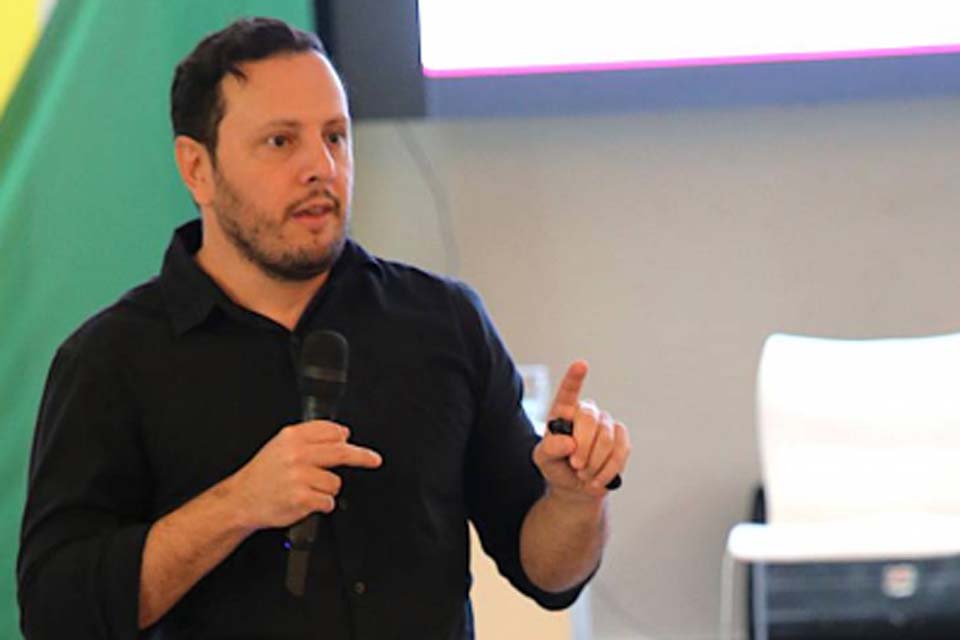 Prefeito anuncia compra de uniformes para 12 mil alunos da rede municipal em Vilhena