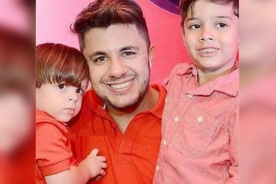 Pai de Cristiano Araújo mostra cantor em foto com filhos e desabafa: 'Saudade'