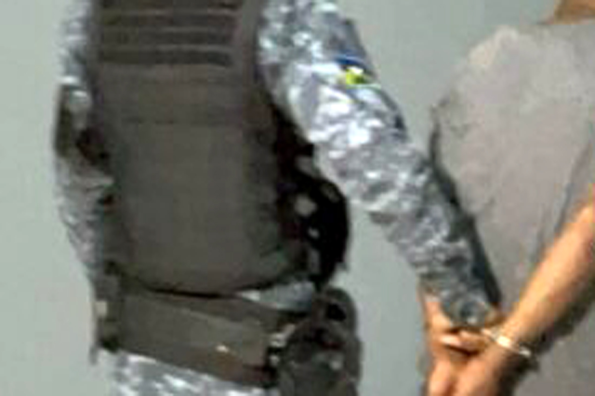 Motoboy sofre queda durante perseguição e acaba preso com droga