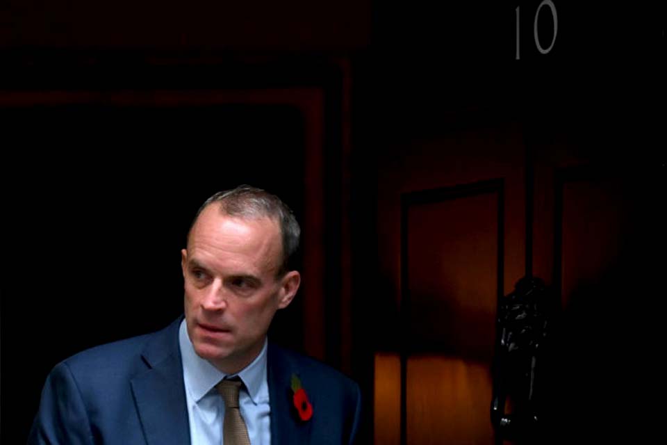 Novo ministro britânico da Justiça, Dominic Raab, é acusado de assédio