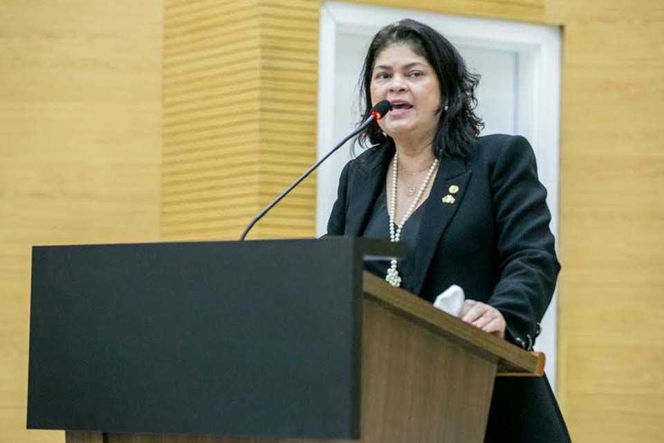 Na Tribuna, deputada Cassia parabeniza mulheres e cobra solução urgente para a situação do Hospital Cosme e Damião